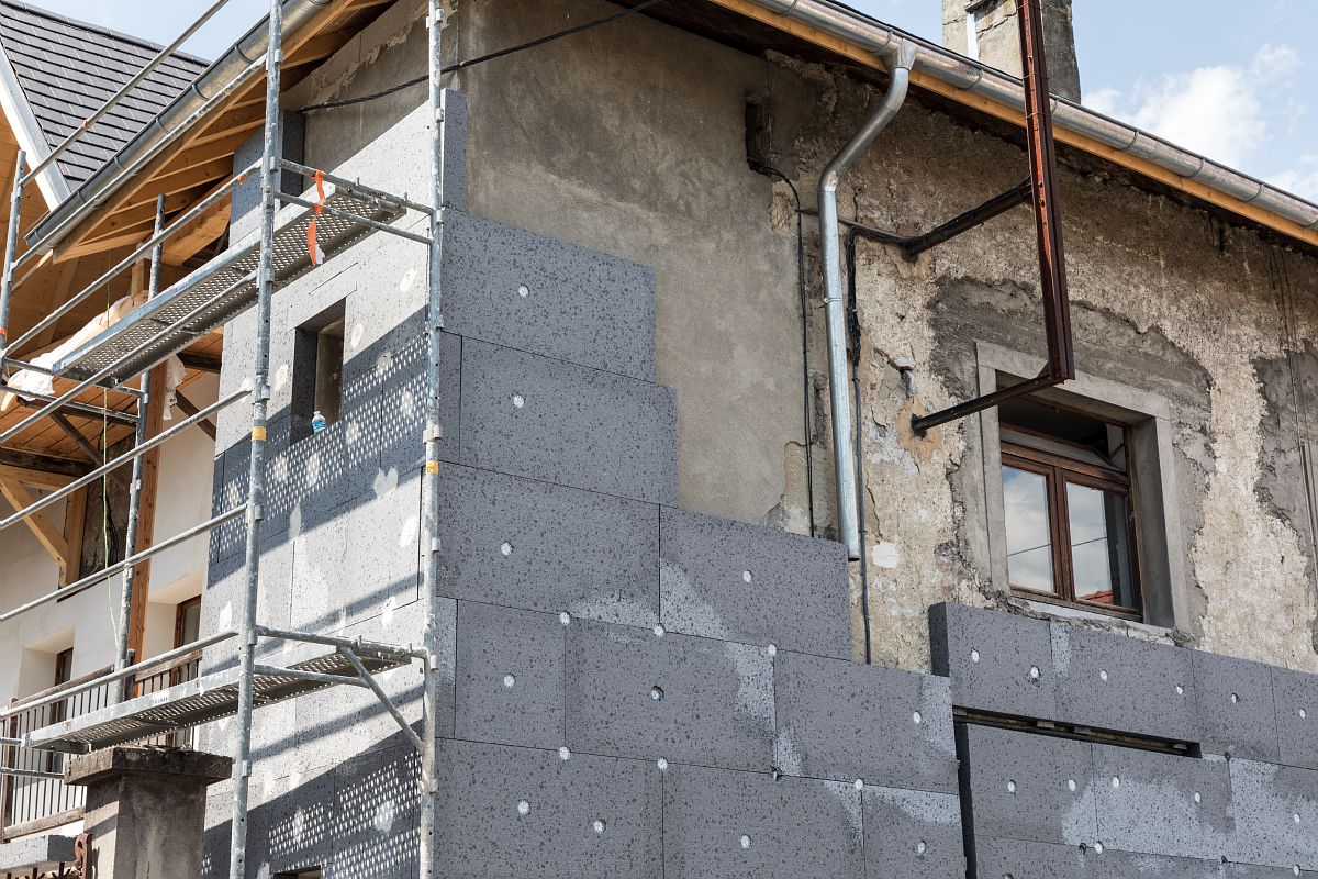 Travaux d'isolation des murs d'une maison en rénovation énergétique.