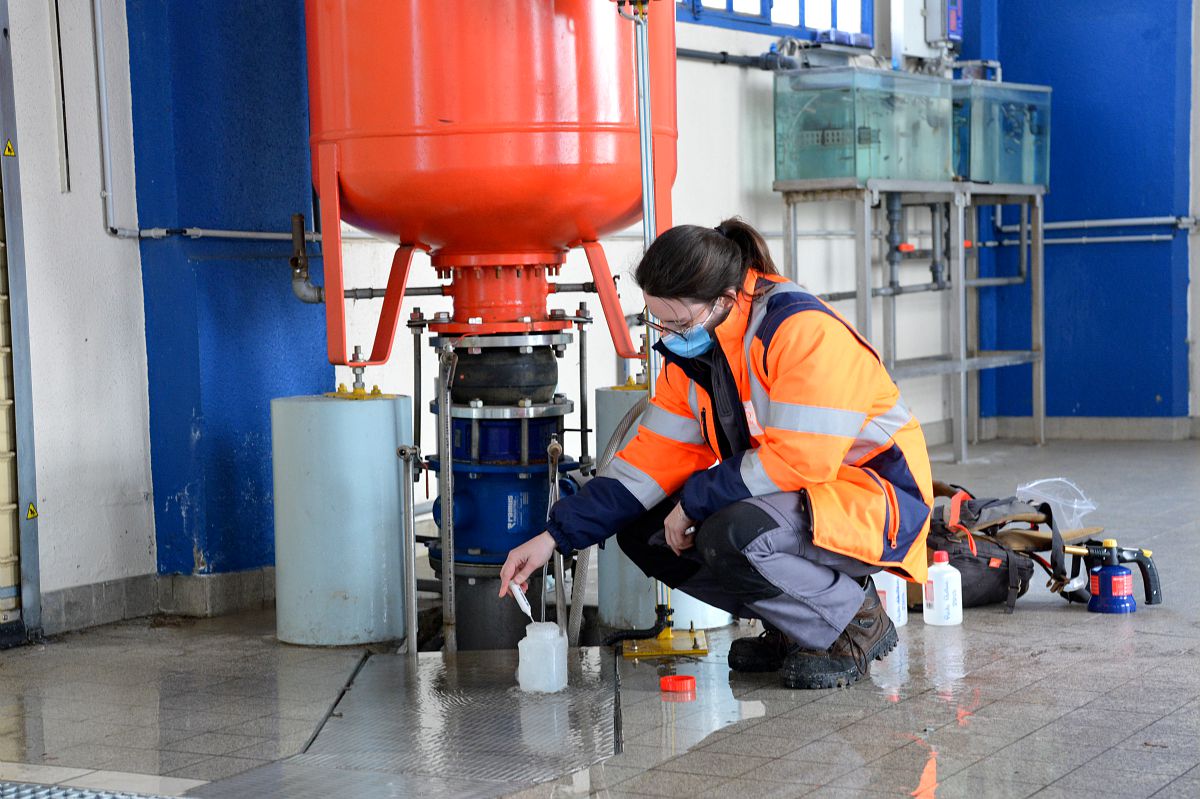 Prélèvement pour analyses des eaux avec le service des eaux de Grand Chambéry au Puit Pasteur.