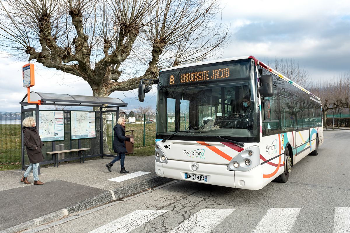 Le bus de la ligne A est arrêté bous laisser monter des usagers.