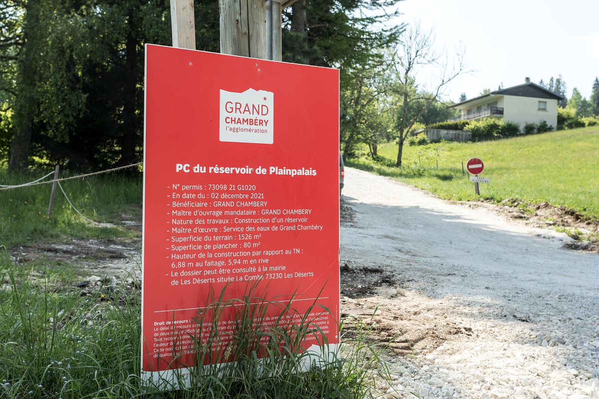 Panneau du permis de construire à l'emplacement du futur réservoir de Plainpalais.