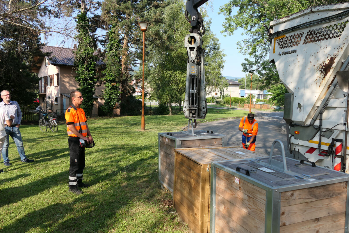 un technicien grute un point d'apport volontaire de déchets compostable