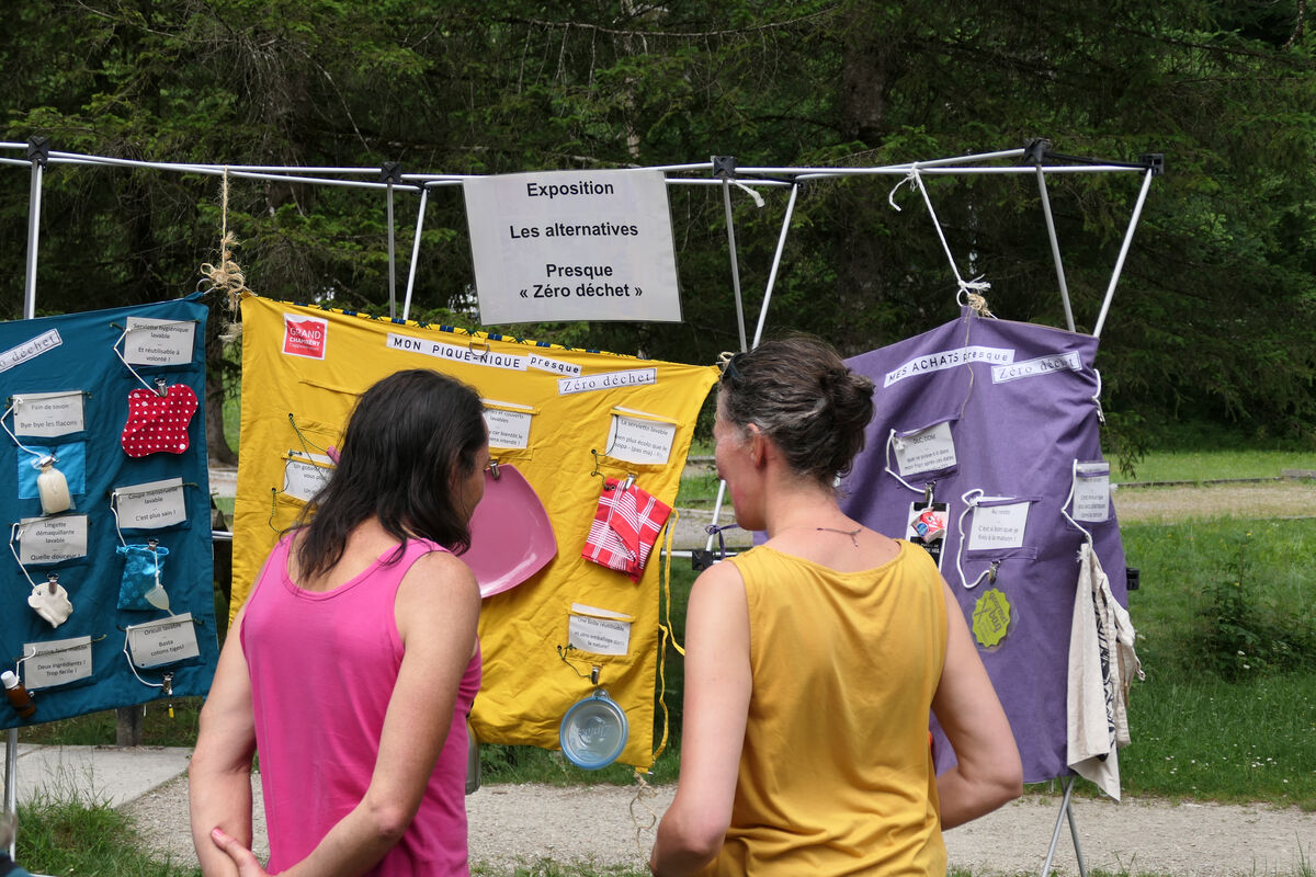Deux personnes regardent l'exposition sur les alternatives presque zéro déchet.