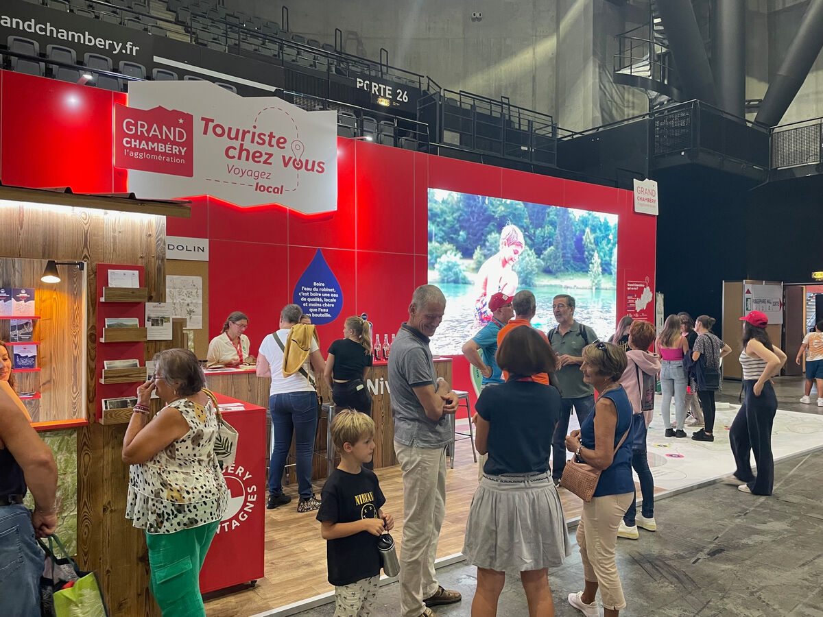 Stand de la Foire de Savoie 2023 sur la thématique "Touriste chez vous".