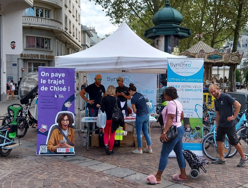 Stands dans le cadre de la semaine de la mobilité 2023 à la fontaine des Éléphants.