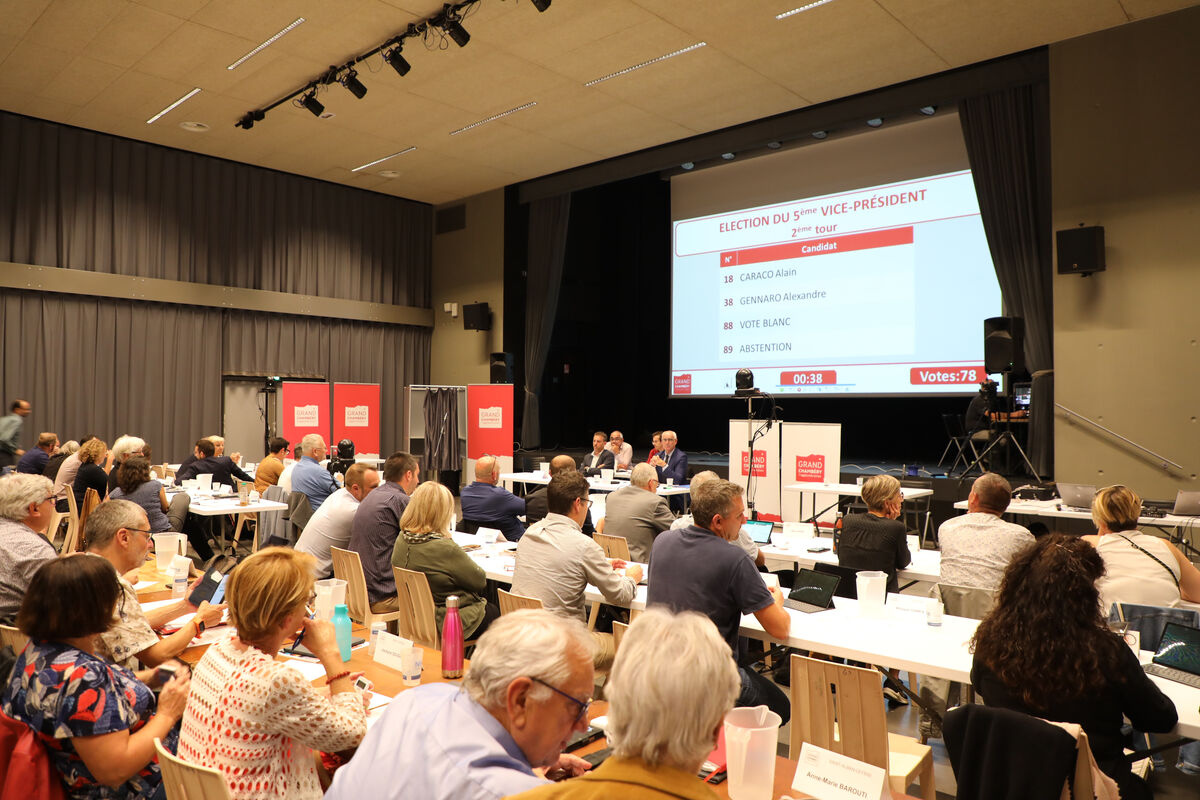 des élus votent pour l'élection des vices présidents