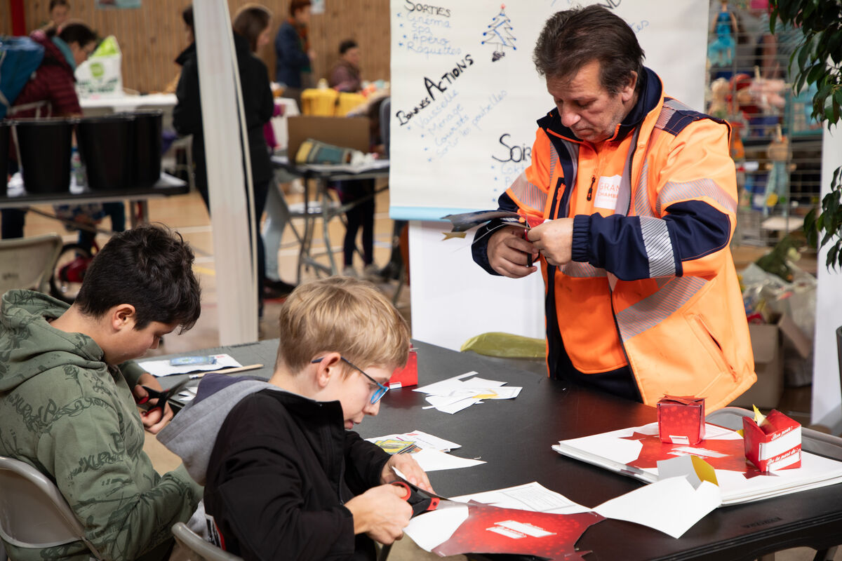 Atelier de création de boite cadeaux en papier à l'occasion du dimanche de récup' spécial Noël le 19 novembre 2023 au Biollay.