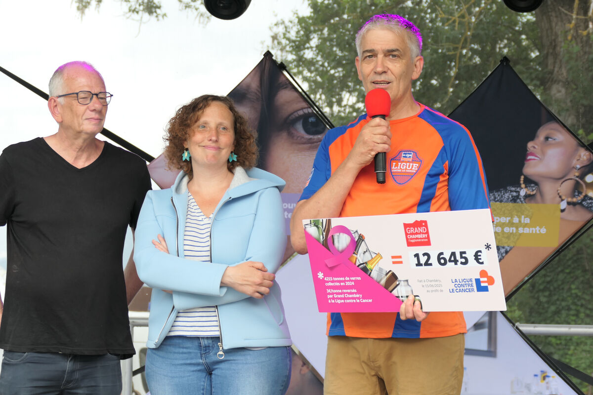 Trois personnes sont sur une scène et parle dans un micro.