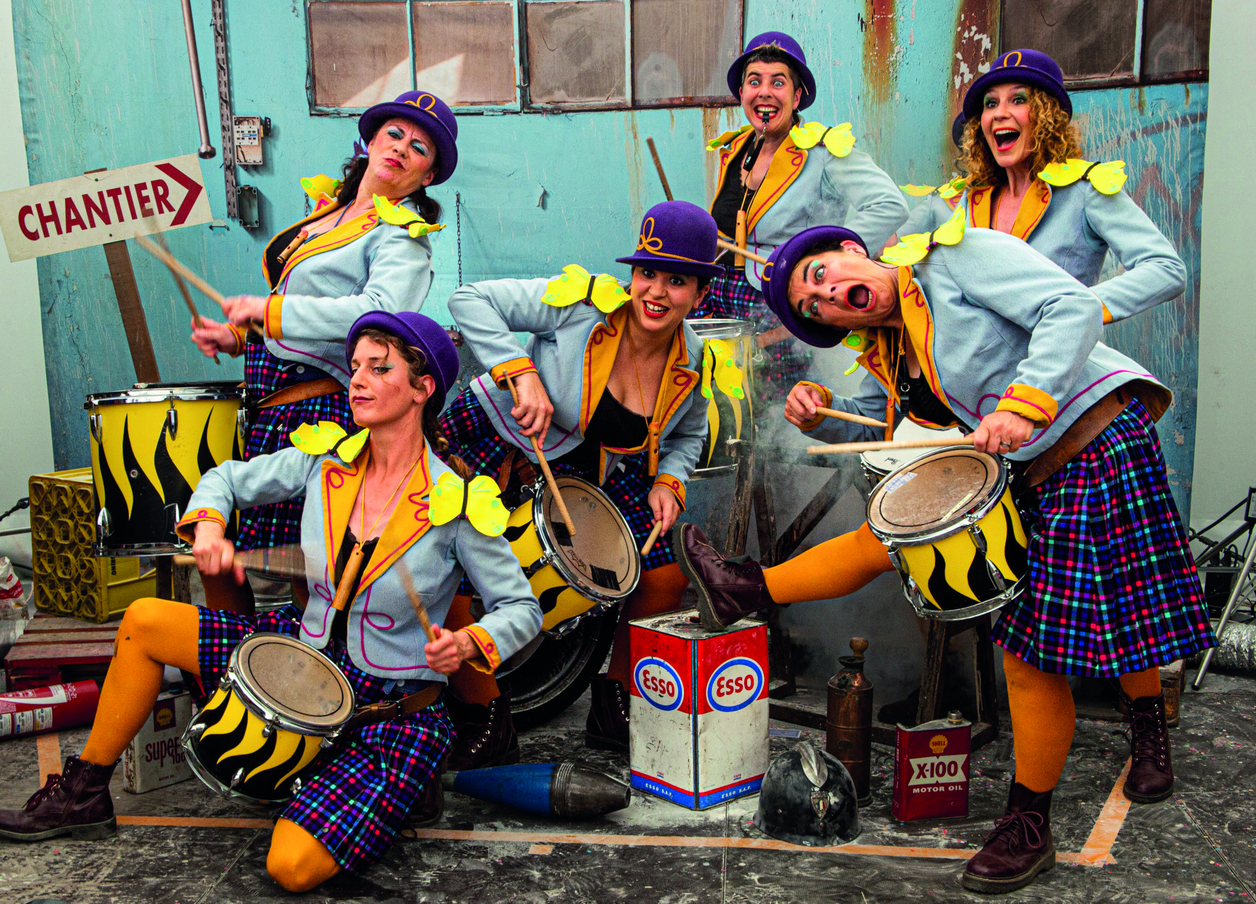 La compagnie de théâtre Trans Express pose en costume.