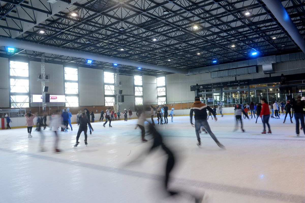 Photo d'un groupe de personnes qui patinent. 