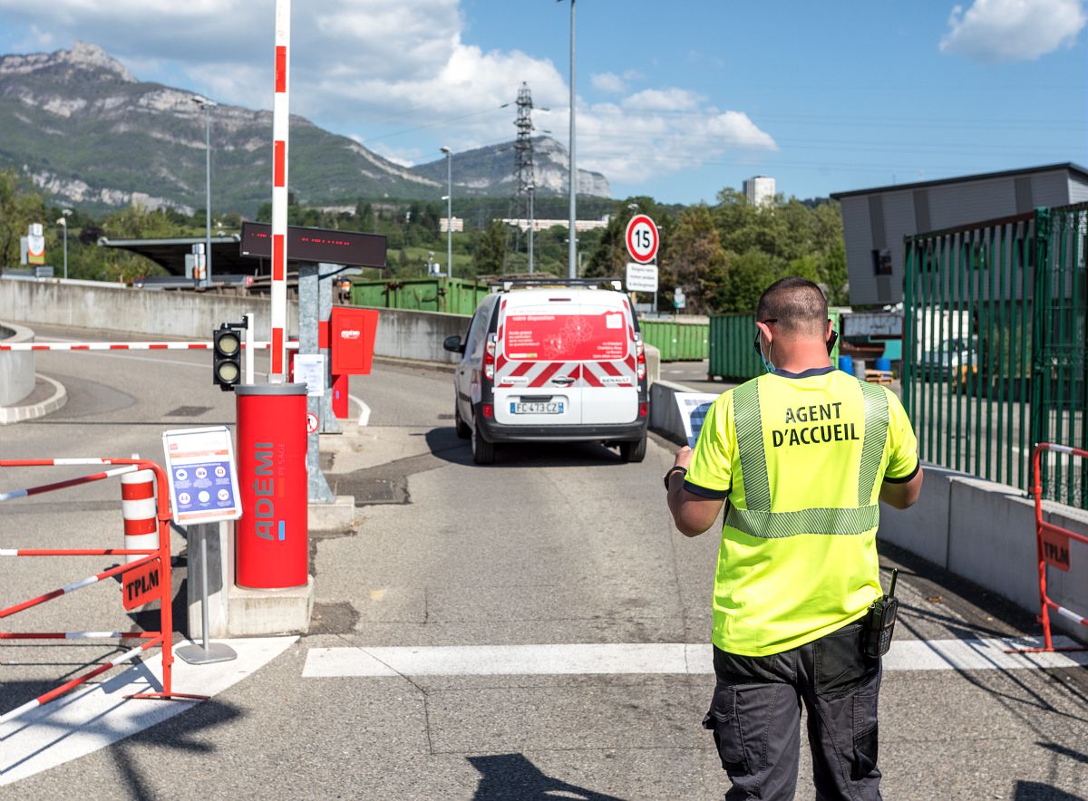 Un agent d'accueil laisse passer une voiture qui se rend en déchetterie