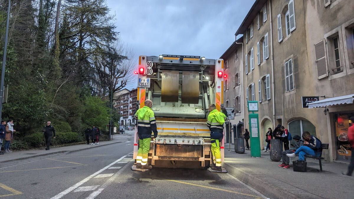 Un camion de collecte des ordures ménagères