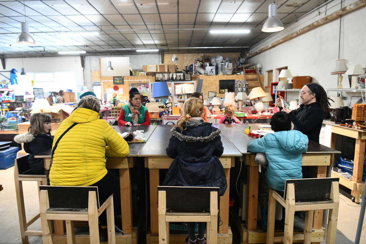 Atelier d'origami avec du papier recyclé à l'Embarcadère.