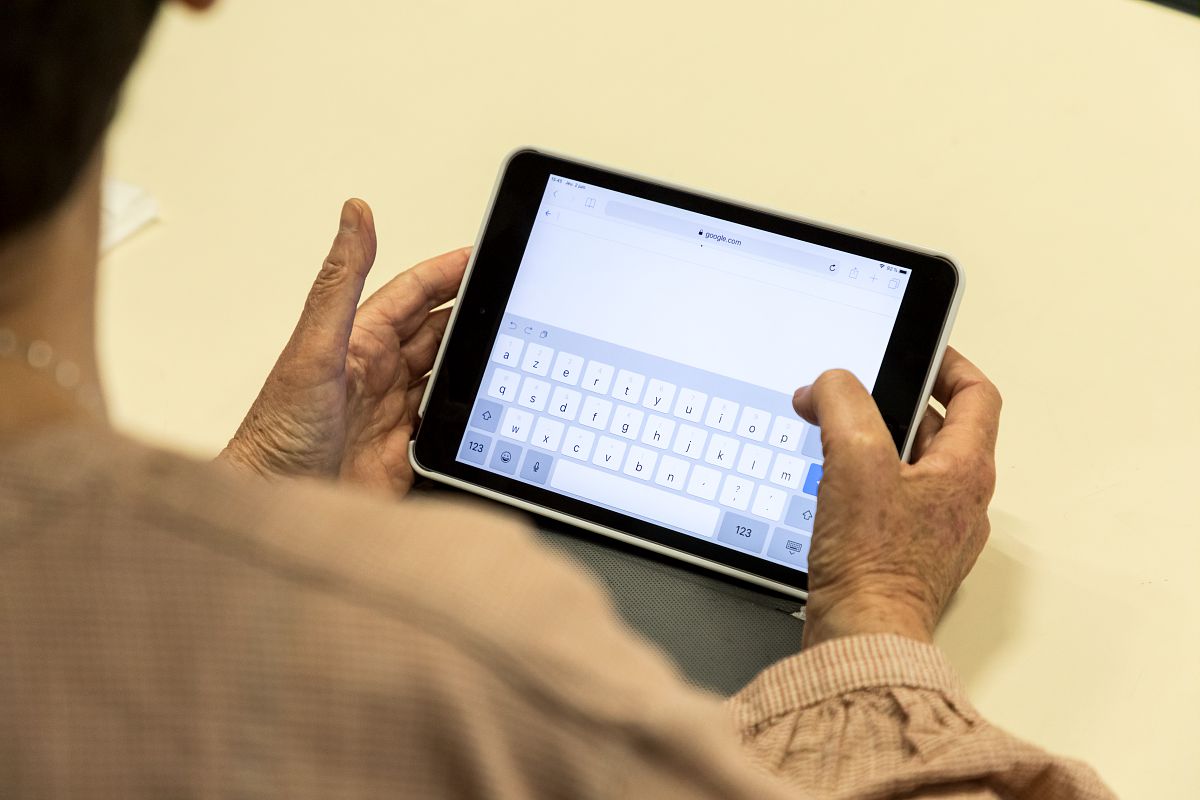 Une personne utilise une tablette pour naviguer sur internet.
