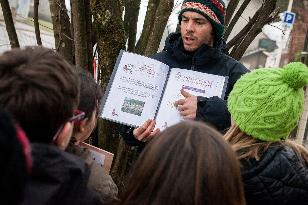 Un animateur fait une présentation sur les enjeux environnementaux à des enfants.