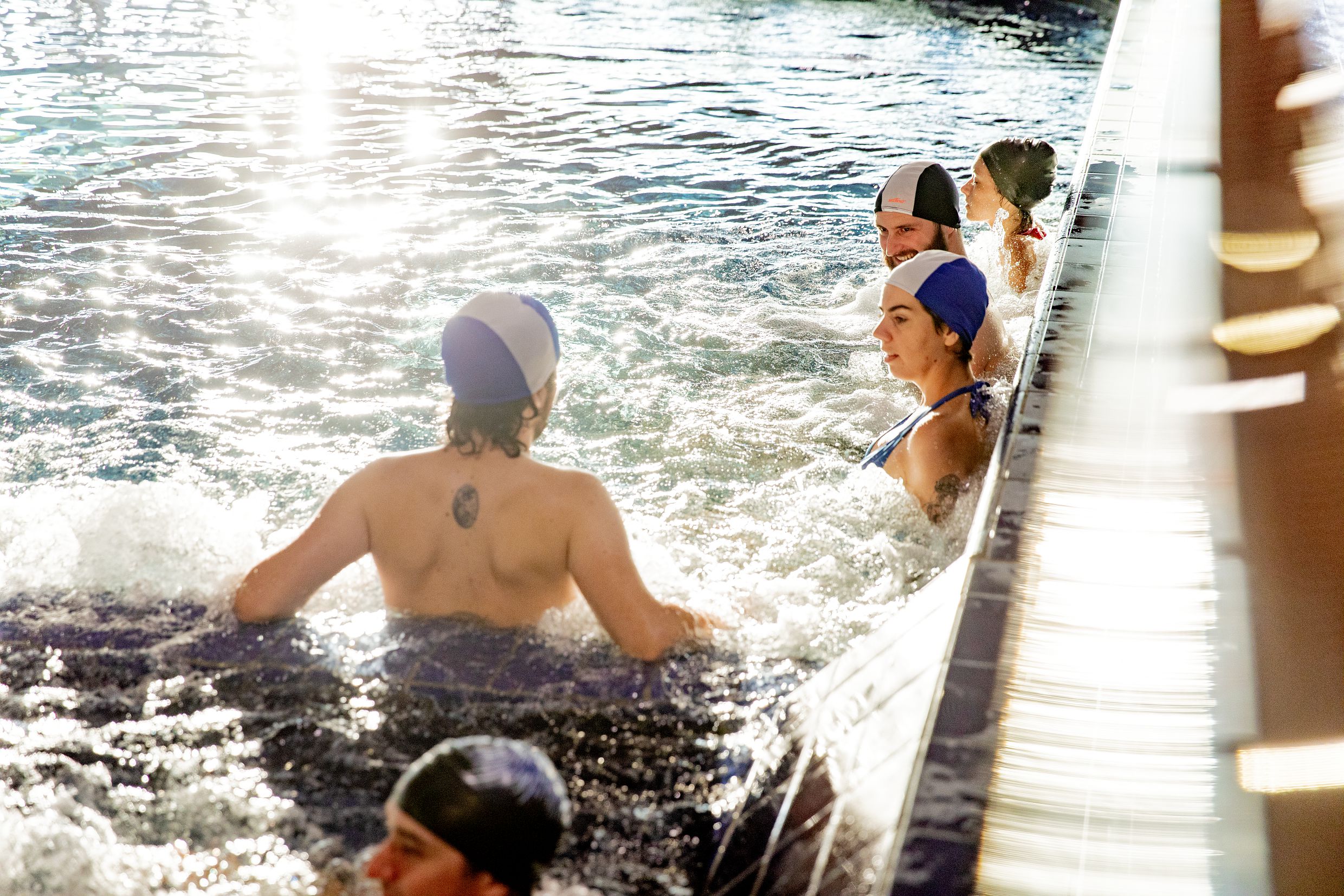 Personnes dans le bassin détente de la piscine aqualudique du Stade. 