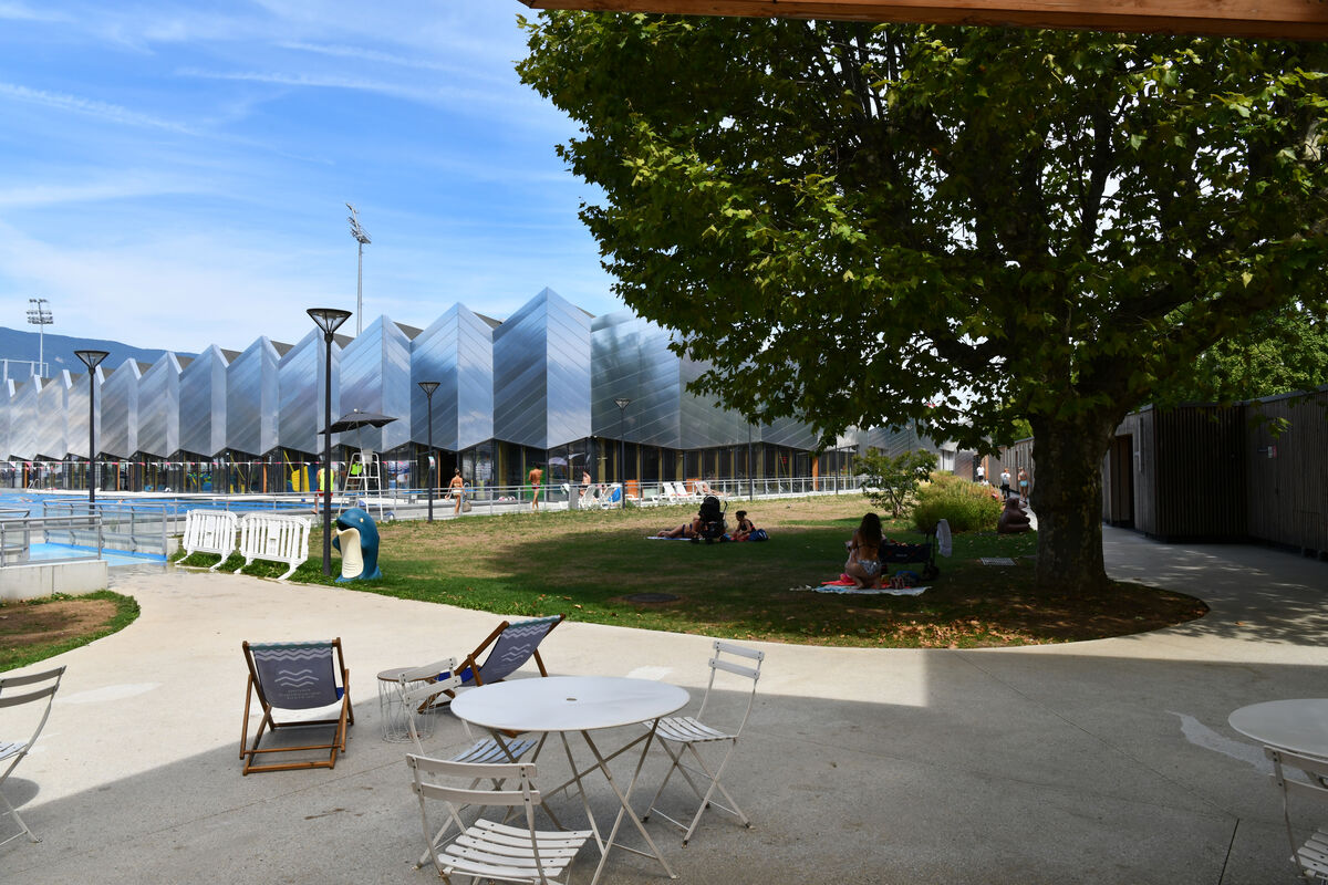 vue des extérieurs de la piscine aqualudique du stade 